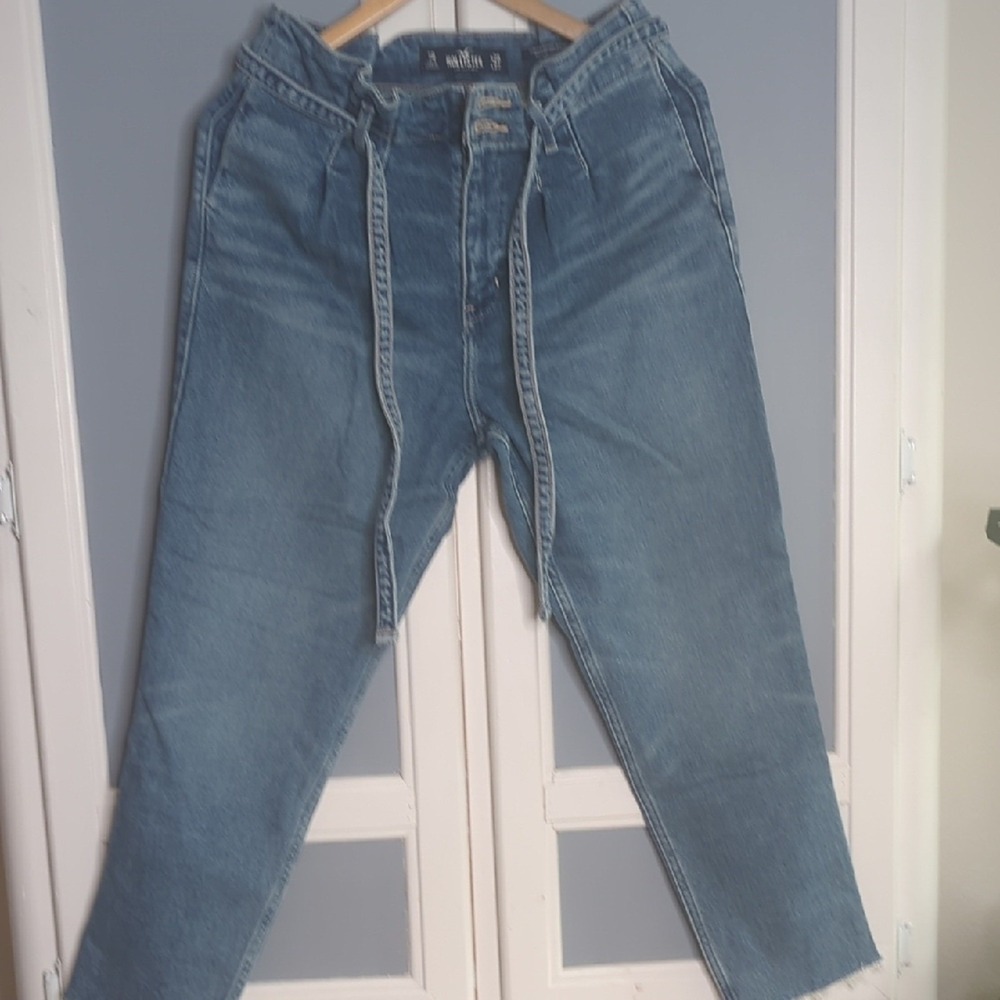 Curvy Hollister Ultra High-Rise Mom Jeans Vintage Stretch *Length 26*